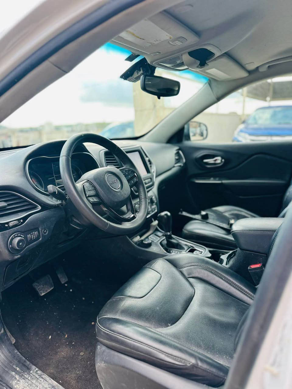 جيب شيروكي 2023 بيع عام صبغ مواصفات فول فول بس بدون فتحه سعر 115  مكان سياره اربيل
*********** أربيل, العراق
