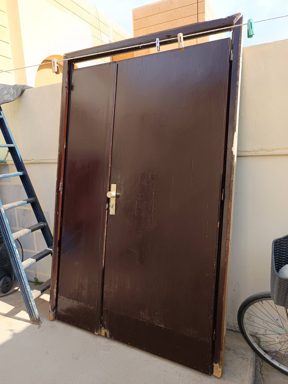 السلام عليكم باب عنه حيل نضيف للبيع كيلون وقفل كامل شغال السعر 250 ليريده يحجز عل خاص او اتصال ع رقم  *********** ابو خطاب
