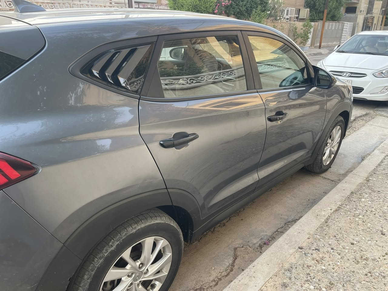 توكسان 19 امريكي 
ربع بنيد بدون دواخل ولا ايرباك وبلعراق باب السايق صبغ ماشيه 100
السياره نظيفه جداً
*********** 
محرك كير صدر كفاله تبريد كفاله تحويل شرط
