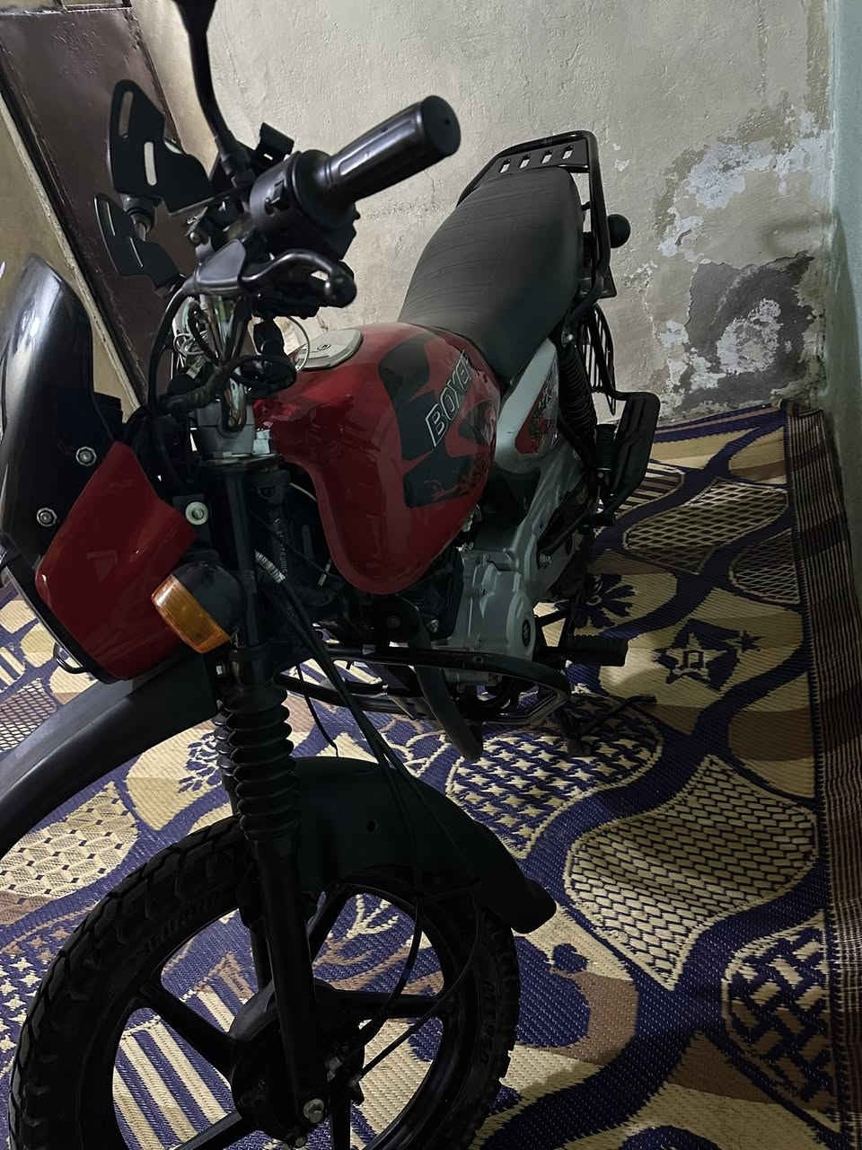 السلام عليكم بوكسر 24 نزلت بل 25 ماشيه 11الف جديده ما مشتغل بيها هواي رقم وسنويه بأسمي تجي وشوف بعينك دراجه ما مفتوح برغي بيها  مكاني بغداد الشعله السعر 2600 وبيها مجال لى شراي الرقم ***********وتساب فقط
