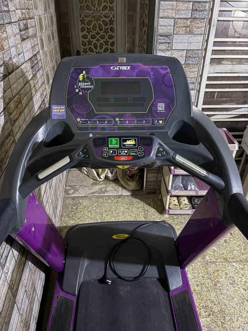 *للبيع: جهاز سير كهربائي تجاري Cybex 770T*

السلام عليكم 

للبيع جهاز سير كهربائي مستعمل
*الماركة: Cybex*
*الموديل: 770T - نسخة Planet Fitness البنفسجية*
*النوع: جهاز سير تجاري Gym Grade*

*المواصفات:*
1.  محرك قوي 5.0 HP AC يتحمل الشغل الثقيل
2.  سرعة من 0.8 إلى 19.3 كم/ساعة
3.  ميل إلكتروني من 0% إلى 15%
4.  يتحمل وزن لحد 180 كغ
5.  شاشة LCD ببرامج جري مختلفة + حساس نبض باليد
6.  الحزام بمقاس تجاري كبير

*الحالة:* مستعمل، الحزام يحتاج تبديل قريب بسبب تشققات بسيطة. الموتور والشاشة شغالين. 
الجهاز ثقيل ومناسب للصالات أو الجيم المنزلي الكبير، ما ينطوي.

*السعر: [10ورقات] قابل للتفاوض*
*المكان:الشعب شارع الصحة 
*للتواصل: [***********]*

البيع لعدم الحاجة. اللي يرغب يجي يشوف الجهاز ويجربه قبل.

--- بغداد, العراق
