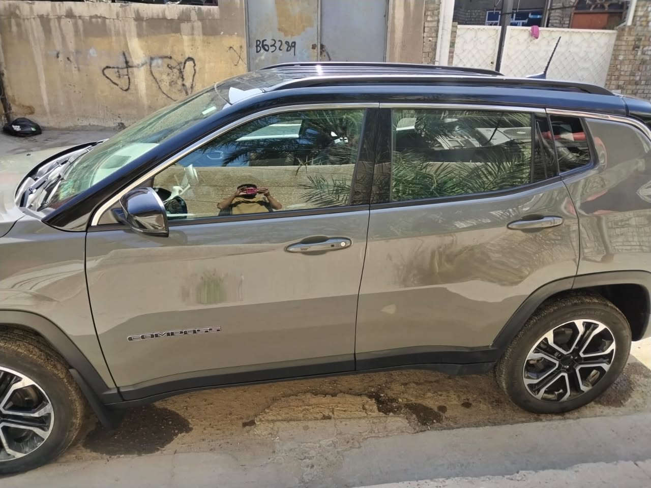 السلام عليكم للبيع جيب كومبارس موديل 2023 وارد أمريكي فول مواصفات بصمة كراسي جلد وكهرباء تو كلر باقي مواصفاتها معروفة بيها صبغ جاملغ خلفي ونص باب خلف السائق وباب الجنطة موضحة بل صور ورقم الشاصي مرفق السيارة بدون رقم فقط الفحص مؤقت مكانها بغداد السعر 140$ للاستفسار (***********)
