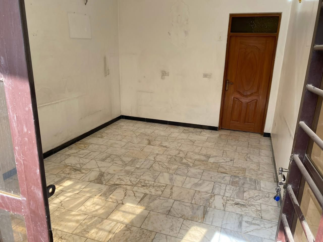 السلام عليكم
بيت للايجار في الغدير 

مساحة ٧٠ متر طابقين بناء حديث  

يفضل موظف وعائلة صغيرة 

0783 823 2837
