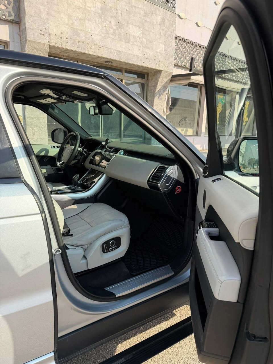 السلام عليكم
🇬🇧 Range Rover 
Sport
موديل 2017
دينمك 
فول مواصفات 

ماشية 94 الف مايل ❤️
السياره وارد امريكي
حادثها تبديل جاملغ امامي وربع بنيد بدون ايرباك 
كما موضح بالصور بالمنشور 💖

♦️♦️ملاحظة ♦️♦️
السيارة محدثة 2020 من الداخل 
تحديث كامل يعني ( شاشات 2 + تحكم ستيرن
 + تحكم الجام ) ❤️

المواصفات 🇬🇧🇬🇧
♦️8 سلندر سوبر جارج 
♦️داينمك 
♦️دوسات كهرباء
♦️كامرا 
♦️جكات ٣ وضعيات
♦️السيارة فول مواصفات

رقم بغداد جديد 
بأسمي تحويل مباشر

السيارة مكفولة من ناحية ميكانيك 
[ كير + مكينة ] 🇬🇧🇬🇧 
السيارة بيها ادامة كاملة بدون اي نقص ❤️

تسأل على السعر 
اتصل او راسلنا واتس اب 

او ادخل على الكروب الرئيسي
اضغط هنا 👇
سوق رانج روفر العراق

مكان السيارة بغداد

للأستفسار 
 
***********  سلام رانج روفر

@الجميع
