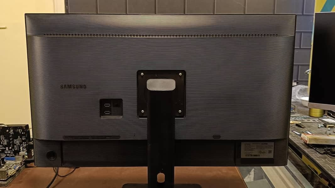 🔥 للبيع شاشة احترافية
📺Samsung سامسونج
 الموديل: F32TU874VN
📏 الحجم: 32انش..VA
4k..60-75HZ..HDR10
السواد بيها ضعف جودة سواد ال IPS و محسنه بها زوايا الرويا قريب من ips
🎮 مناسبة: للألعاب 🎮، التصميم 🎨، والدراسة 

💰 السعر: 250 الف

***********

ملاحضة: استاند الشاشة بيه شخوط بسيطة و لاتوجد كارتون
