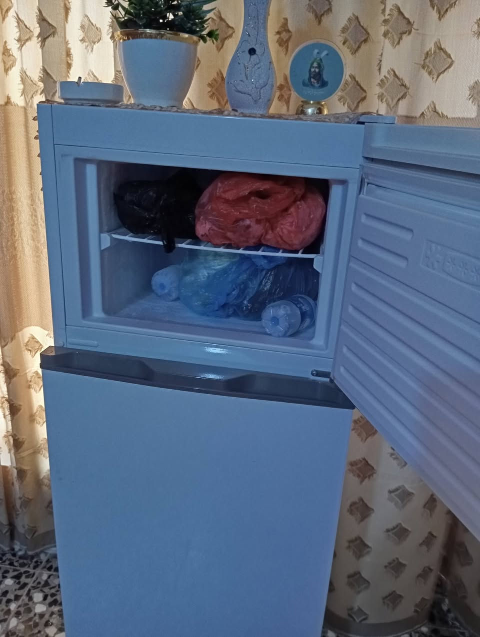 ثلاجه للبيع جديده كلش ليريده يتصل علاهذا رقم ***********
