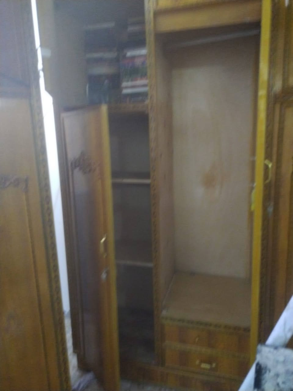 السلام عليكم غرفة اخشاب تفصال غرفة جبيرة وضخمة واستعمال قليل كنتور ٦ قطع وزاوية قطعتين بدون ضرر العنوان مدينة الصدر الرقم *********** السعر مليون و٥٠٠
