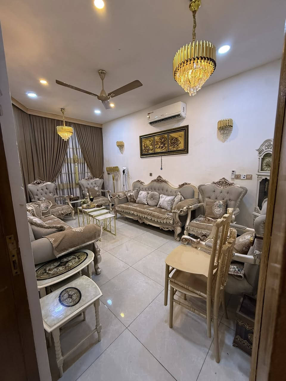 دار للبيع المساحه /١٠٠ متر
الواجهه / ٥ متر 
النزال /20 متر 
يحتوي ع ٢فرف نوم + صحيات +استقبال +مطبخ 
البيت طابق ونص 

سنه البناء 2024
نقص واجهه فقط 

العنوان حي الجهاد ديوان المخابرات خلف الشارع العام
 مباشر موقع مميز وتشجير مقابل الدار 

الاستفسار ***********
مكتب الشهم للعقار
