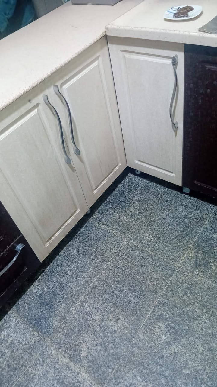 داررررللبيع 50 متر حديث  ثلاث طوابق قرب جامع الفرج  نظيف  حديث زراعي قريب ع القناه  السعرررررر125 اكثر من مناسب بالنسبه للموقع مكتب السند ***********
