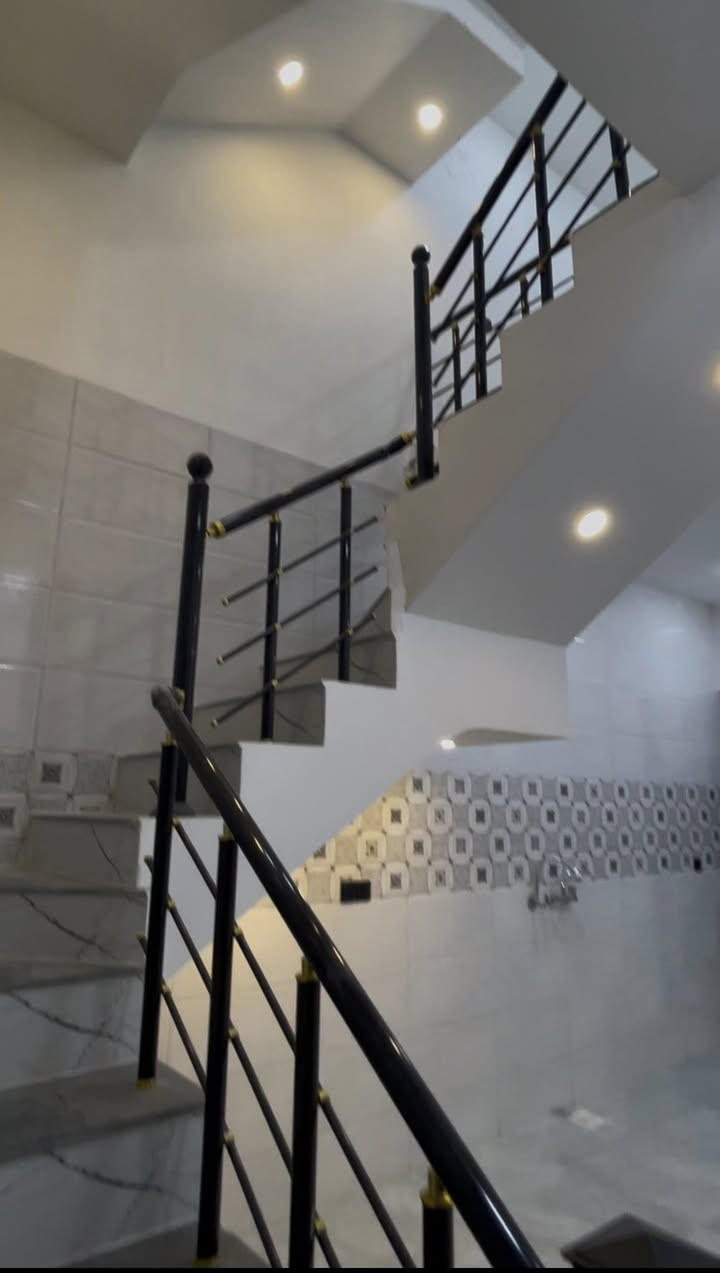 سلام عليكم بيت 80 متر مربع الصديق فرع شكولاته  بناء جديد 2025/ 2026 يتكون من صاله و3 غرف نوم وصحيات عدد 2 ومنور ومطبخ وبيتونه الاستفسار اكثر الاتصال ع رقم *********** بيت بسمي اني صاحب الدار
