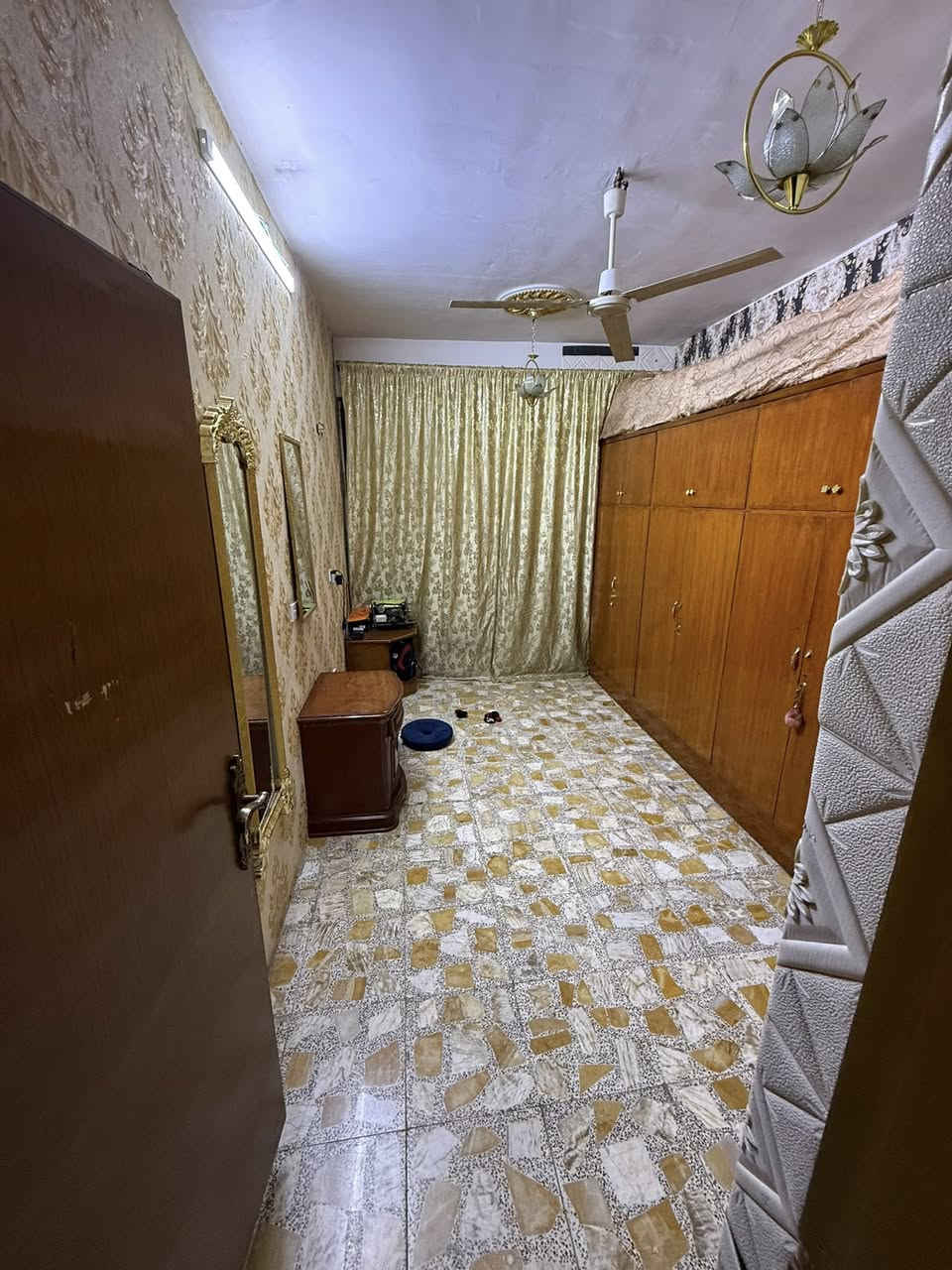 بيت 160 متر طابقين يحتوي على 4 غرف نوم 
واستقبال ومطبخ 
وصالتين 
وصحيات عدد 3
الموقع: البلديات منطقة حي العبور (ضياء الحلفي)قرب حسينية الإمام علي من جهة شارع سيد صلاح المكصوصي
ملاحظة: البيت زراعي والفرع عالي والبيت والمطر مايأثر نهائيا
السعر :275 وبي مجال
للاستفسار:***********
