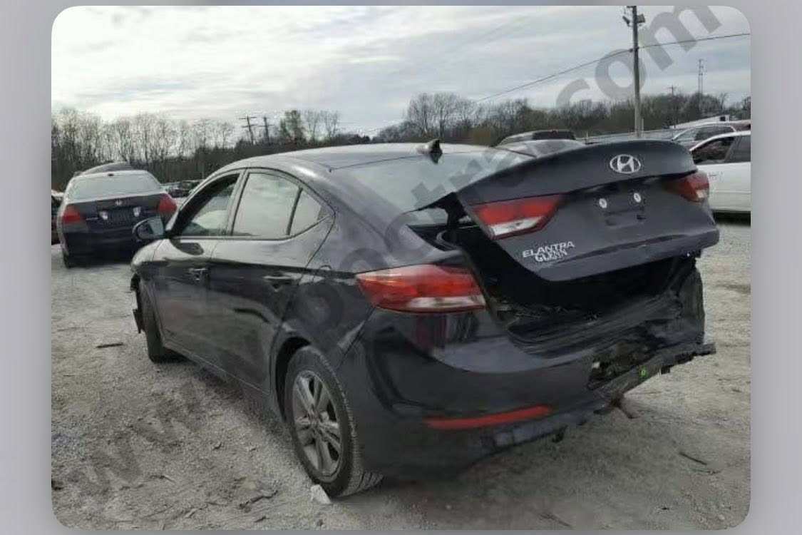 السلام عليكم 
النترا موديل 2017
سونرها مرفق بالصور 
مواصفات
1  شاشة 
2كامره خلفيه دواره
3ثلات تحكمات قياده
4محرك 2000 دوش +محرك وكير نضيف 
5تحكمات جهتين
6السياره بيها طخات بسيطه
7الرقم اربيل تريد تحويل او وكالة
8السنويه ساقطه السعر 110$
بيها مجال حك الجيه 
للتواصل على الرقم ***********
