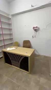 يوجد رفوف كما موضع بالفيديو السعر 75 وبيها مجال وميز مكتبي ب150 وبه مج...