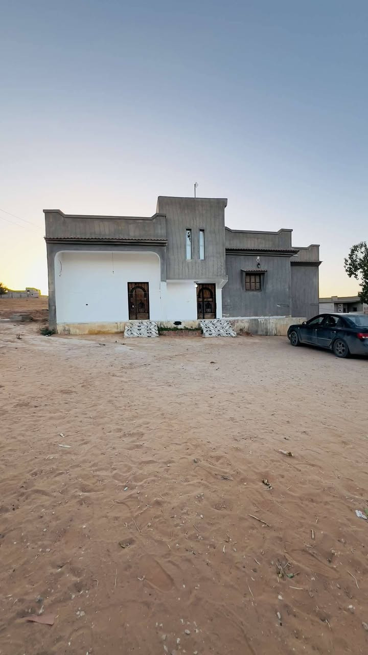 ✅ منزل للبيع في ترهونة – حي القانون | فرصة ممتازة للسكن
🏠 الموقع: ترهونة – حي القانون، قريب مدرسة السائح أبو كليش  سعرها 250الف
قطعه ارض مساحتها 600 متر  سعرها  150
📐 تفاصيل العقار:
 • مساحة الأرض: 500 متر مربع
 • المسقوف: 200 متر مربع
🏡 مكونات المنزل:
 • 3 غرف نوم (4×4 متر)
 • صالة نسائية (7×4 متر)
 • مربوعة رجالية (5×4 متر)
 • مطبخ (4×4 متر)
 • حمام داخلي (2.5×1.5 متر)
سعر 250.000 رقم الهاتف 0923543947


**إذا كنت صاحب هذا الإعلان وتريد حذفه لأي سبب، رجاءا أرسل رسالة إلى الدعم الفني**
