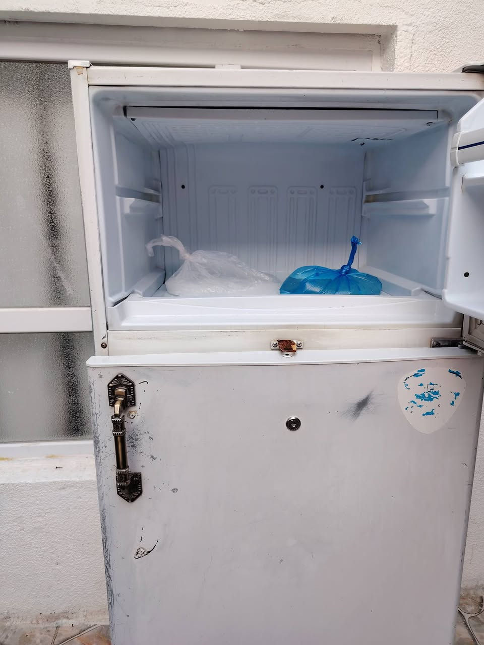 ثلاجه للبيع كل عيب مابيه بشرط ما مصلحه غاز ابلادي اكبر حجم سعره 135او بيه مجال شراي طب خاص او نتراهم او خابر رقمي ***********
