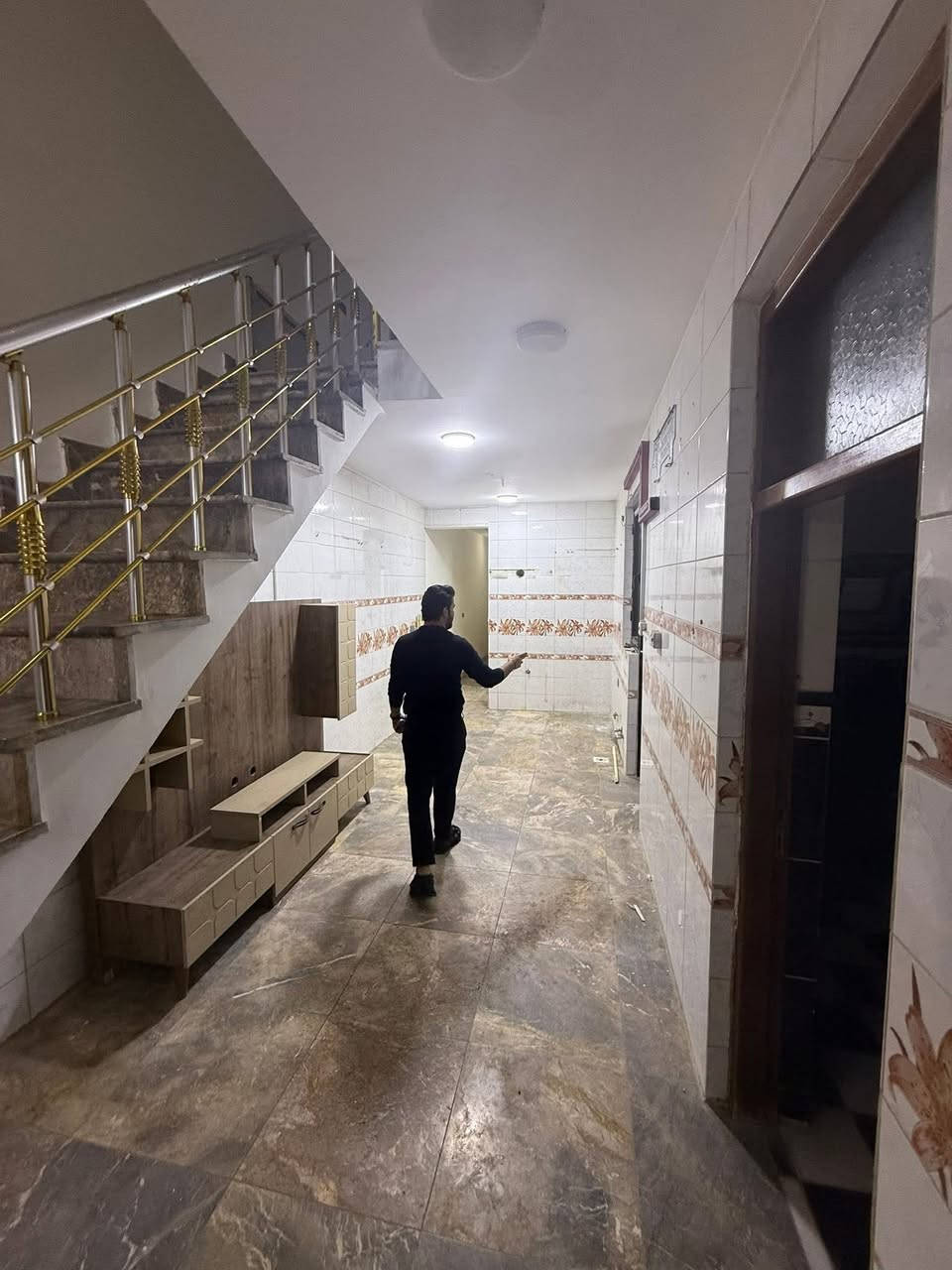 #للايجار_في_السيدية
دار سكني المساحة 120م

يحتوي ع ثلاث غرف نوم وصالة ومطبخ وخدمات

السعر مليون قفل 

للأستفسار:***********

مكتب الفهد الهندسي للمقاولات العامة
