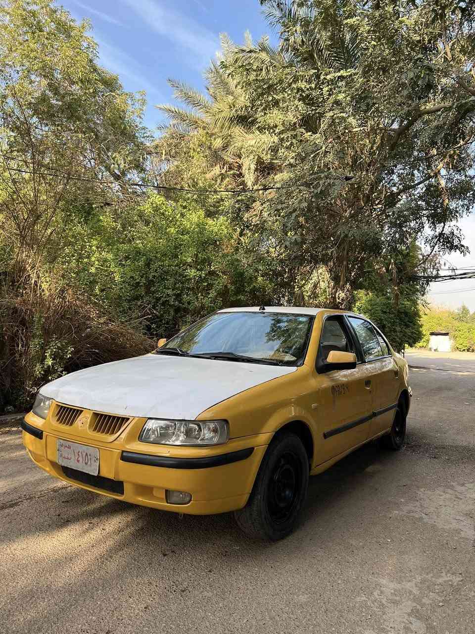 سمند
موديل 11 
بدون صبغ بيها بس طخطخات 
باسمي تحويل شوكت متريد 
عليها غرامه 1و200 
مكينه مجفته جديد 
وكير نضيف 
هيئة مصفرة 
سعره15 ورقه قفله والغرامه على مشتري
مكاني بغداد القادسية 
هاتف ***********
