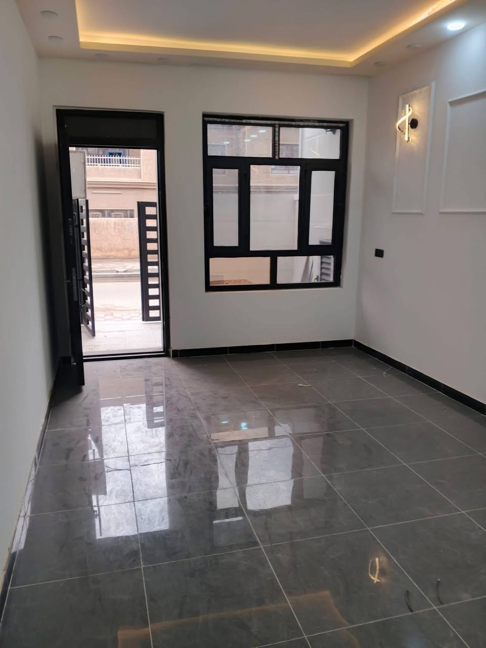 مشتمل93م #للبيع واجهه 4 " بناء حديث 2025 "منطقه هادئه وراقي
يحتوي على ؛$ ‏حديقة ￼كراج‏ صغير￼ ‏ واستقبال وحولي مطبخ حار ‏وبارد ومنور و3 غرف نوم و خدمات  طابقين

طابو ملك صرف 

الموقع: مشتمل-‏ الشعب العقاري الأولى قرب مدرسه المروج الخضراء الاهليه   

___________________________________________

(#مكتب_السوداني_للوساطة_العقارية)

عنوان المكتب بغداد-الشعب - حي التجار- مجاور اعدادية بلقيس للبنات‏- @‏‏ ***********￼ متواجد ماسنجر واتساب ￼   

(تتوفر لديناء العروض ‏الجديدة وحصريا أخرى مناسبه)
