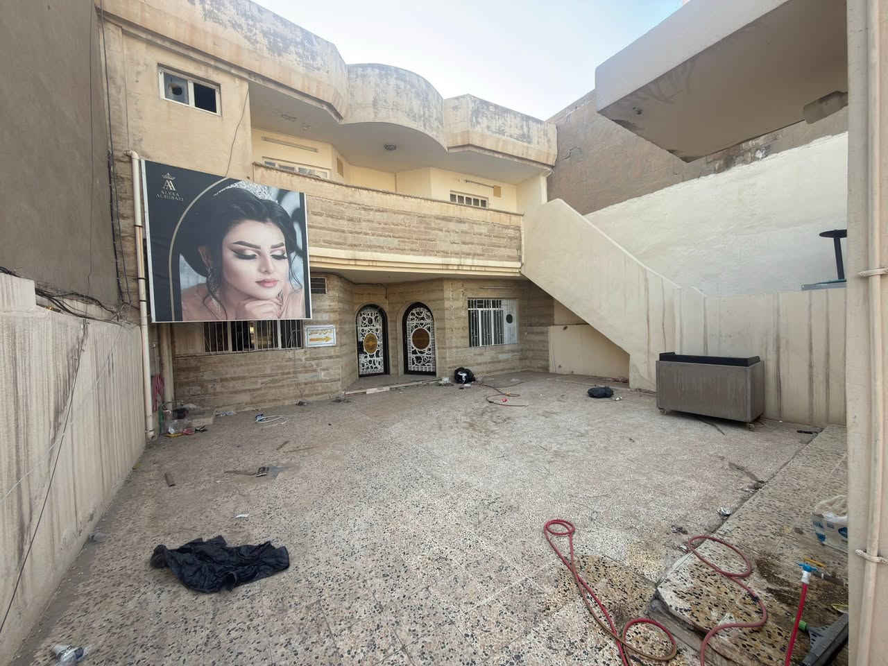 للإيجار للإيجار دار تجاري في حي النور على سايدين دانية ماركت
مساحة/ 335متر طابق واحد،،يحتوي على كراج كبير واستقبال وهول وغرفتين نوم ومنور ومطبخ وصحيات وبيتونة وسطح ناصي عالي سعر الايجار الشهري (مليون و250الف) قابل للتفاوض

للاستفسار تواصل على واتساب فقط. 
‏ ‭***********‬ اسيا / ‭***********‬
