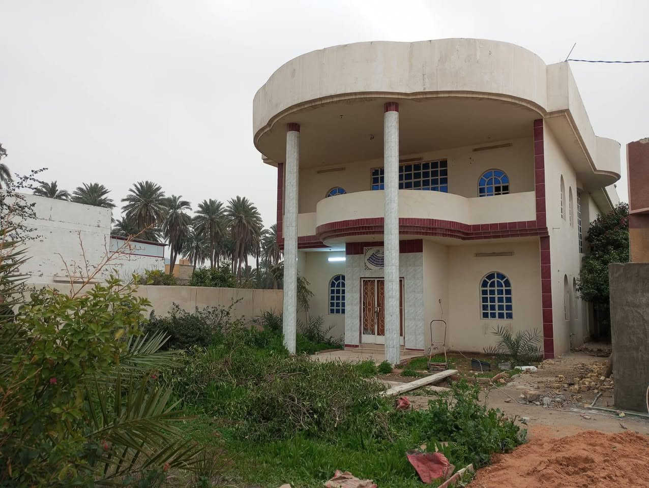 السلام عليكم تعلن شركة الجبوري للعقار والمقاولات العامه عن بيع دار ملك صرف زراعي سند 25 في منطقة الكريعات القصور يطل على نهر دجله مباشر بناء نضيف
1 المساحة 650 متررررر
2 الواجه 15 مترررر 
3 النزال 43 متررر 
4 عرض الشارع 10 مترررر على نهر دجله مباشر 
5 السعر مليونين المتر وبي مجال 
يتكون من كراج وحدايق وبيت طابقين صاله كبيره وحولي ومطابخ 2 ومنور وخدمات 2 معزوله  6 غرف نوم 
عنوان الشركة الكريعات الكويتي شارع حسينية ابي تراب قرب فلكة القرغولي استفسار اتصال على الارقام التاليه 
*********** أبو صكر الجبوري 
***********
