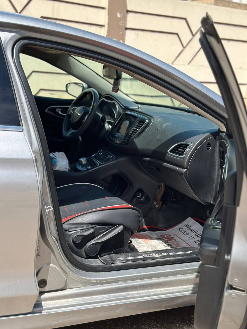 ‏C200 محرك 2400cc فئة S فول مواصفات بدون الفتحة لون رصاصي
حادثها جاملغ الايسر وبنيد وبيها طخات بسيطة بيها ايرباك الدشبول

مواصفات السيارة
١- شاشة كبيرة 
٢- العينة كبيرة ليزرية 
٣- داخل مخمل
٤- الكراسي الامامية كهربائي
٧- كرسي السايق ميموري تخزين
٨- سماعات عدد ١٢ ماركة بوس
٩- لايتات زنون بلادي
١٠- ليد نهاري
١١- بك لايت ليد 
١٢- اشاير بالمري
١٤- الابواب الامامية والصندوق بصمة 
١٥- كير تسع نمر

تم تبديل
 ١- حدادية كاملة جديدة 
٢- بطارية جديدة.
٣-بلكات تخم.
٤- برمجة مراوح على 97 ودوانز وتحديث 
 

للتواصل :
***********

