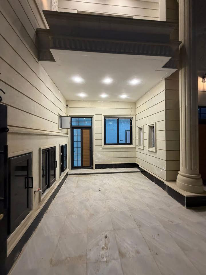 دار للبيع فخم في تكريت الديوم منطقة التوحيد المرغوب على شارع 15 متر بظهر شارع 60 ونافذ على شارع 30 مساحة الدار 200 متر واجه 10 نزال 20 يحتوي على 4 غرف نوم وصاله واستقبال وصحيات بالطابقين ومناور داخليه مواصفات الدار فول نظام غاز وكامرات ودكتات داخليه واجهة الدار حجر حلان 
للأستفسار ***********
