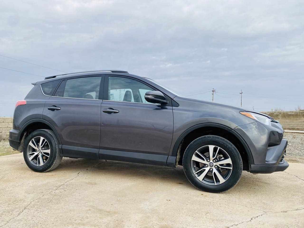 للبيع راف فور 2017 Xle رقم سليمانية صور الضرر مرفق بالمنشور مكانها قضاء الحويجه السعر 148 وبيها مجال حك الجيه الشراي يتصل/ ***********
