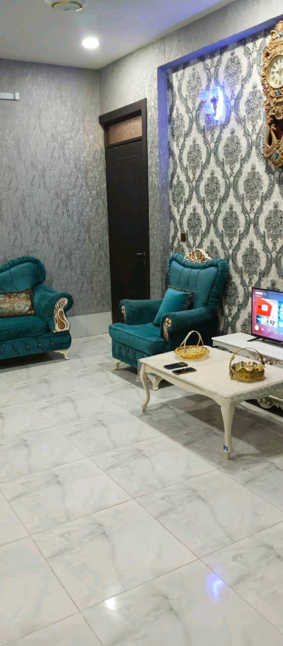 معروض للبيع بيت حديث مؤثث بالكامل بمساحة واسعة وتصميم عصري. يحتوي على غرف جلوس راقية وسلالم بأناقة عالية، مزودة بدرابزين معدني باللون الأسود والذهبي. كما يحتوي على مرافق صحية مجهزة بشكل مميز، بالإضافة إلى نوافذ واسعة تسمح بدخول الضوء الطبيعي بشكل رائع. واجهة البيت مزينة بإضاءة ليلية جذابة. هذا العقار يتمتع بجميع وسائل الراحة الضرورية ليكون منزل الأسرة المثالي.