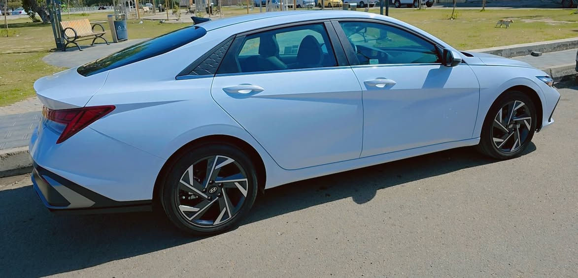 🔥 للبيع هيونداي النترا 2025 هايبرد LIMITED فول المواصفات 🔥
السياره زيرو ماشيه ١٠٠٠

🚗 Hyundai Elantra 2025 Hybrid Limited – وارد أمريكي

المواصفات:• فئة LIMITED أعلى فئة• هايبرد اقتصادي جداً بالوقود• تشغيل بصمة + دخول ذكي• تشغيل عن بُعد• شاشة كبيرة مع Apple CarPlay & Android Auto• كاميرا خلفية + حساسات أمامية وخلفية• رادار أمامي• نظام المحافظة على المسار• نظام النقطة العمياء• تحذير الاصطدام الأمامي• مثبت سرعة ذكي• فرملة طوارئ أوتوماتيك• فتحة سقف• كشنات جلد لون أبيض• تدفئة وتبريد للمقاعد الأمامية• تدفئة مقود• مقعد السائق تحكم كهربائي• ذاكرة مقاعد• شحن موبايل Wireless• إضاءة LED أمامية وخلفية• جنوط رياضية ألمنيوم• نظام صوتي ممتاز• شاشة عدادات ديجيتال

📌 الحالة: سيارة نظيفة جداً📌 الوارد: أمريكي📌 الفئة: LIMITED (فول فول)

رقم الشاصي موجود بالصور

السياره بدون ايرباك

💰 السعر: 19,000 دولار (190 ورقة)

***********

📞 للاستفسار الخاص مفتوح
