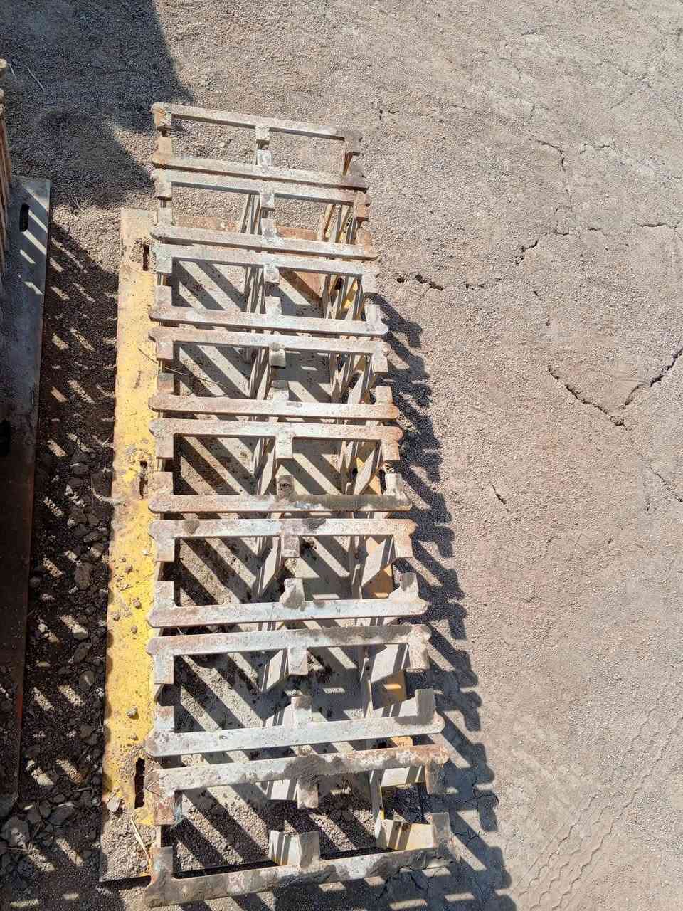 السلام عليكم ورحمه الله وبركاته موجود كابس بلوك ايراني للبيع مع قالب اسيجه 40 ،15 للبيع مكاني بابل للاستفسار الاتصال ***********
