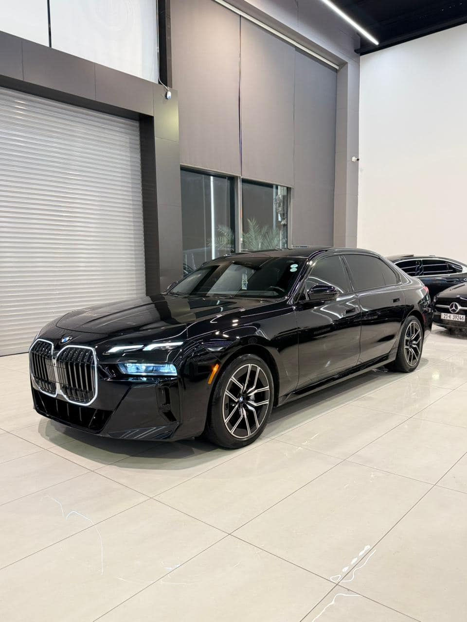 سلام عليكم 

BMW _ 7 series _ 740i  M PACKAGE 🔥

النوع : 740i

سنة الصنع : 2024

المسافة المقطوعة: Mile 41,000
سلندر : V6

السعر : 760$🔥🔥 ورقة
***************
مواصفات فول فول

الون-اسود
وارد امريكي كلين تايتل 
٤ كاميرات
ناظور ليلي
داتاشو
پانورما 
كشنات خزن تدفئه وتبريد

العنوان : اربيل ازادي معرظ الپينا 
 
***********
***********
***********
