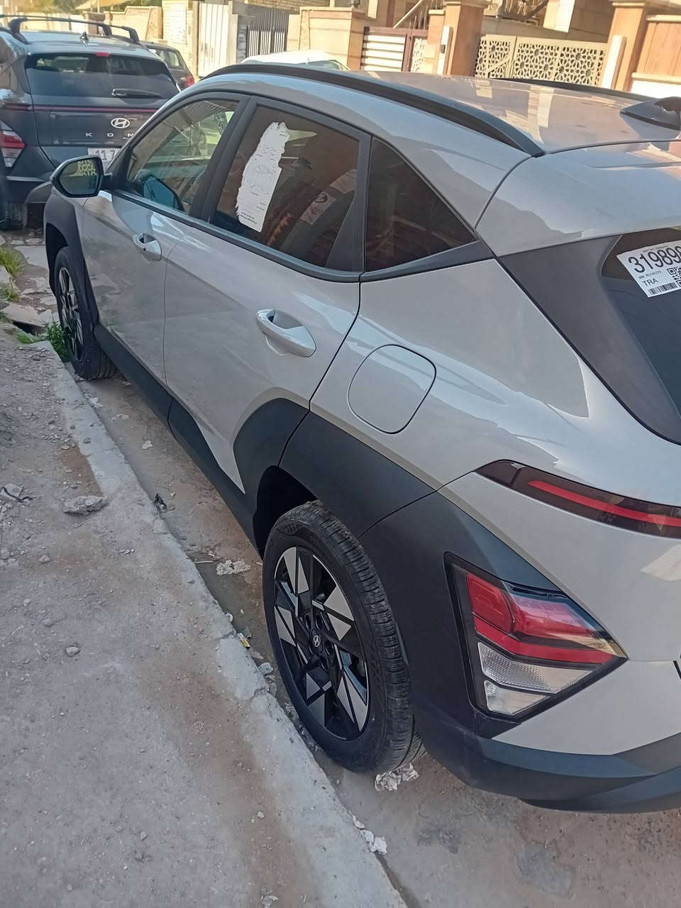 السلام عليكم
كونا موديل ٢٠٢٤
لون اسمنتي 
بدون رقم 
مواصفات Sel
مكينة ٢٠٠٠ 
كرسي كهرباء
 تبريد قطعتين 
رادارات امامي وخلفي وجانبي 
وبقية المواصفات المعروفة 
صور الحادث بالمنشور 
بارد بمقدمة البنيد وتكحيل 
ايرباك ستيرن 
مكان السيارة بغداد 
السعر ١٦٢ ورقة وبيها مجال للشراي 
للتواصل ***********
