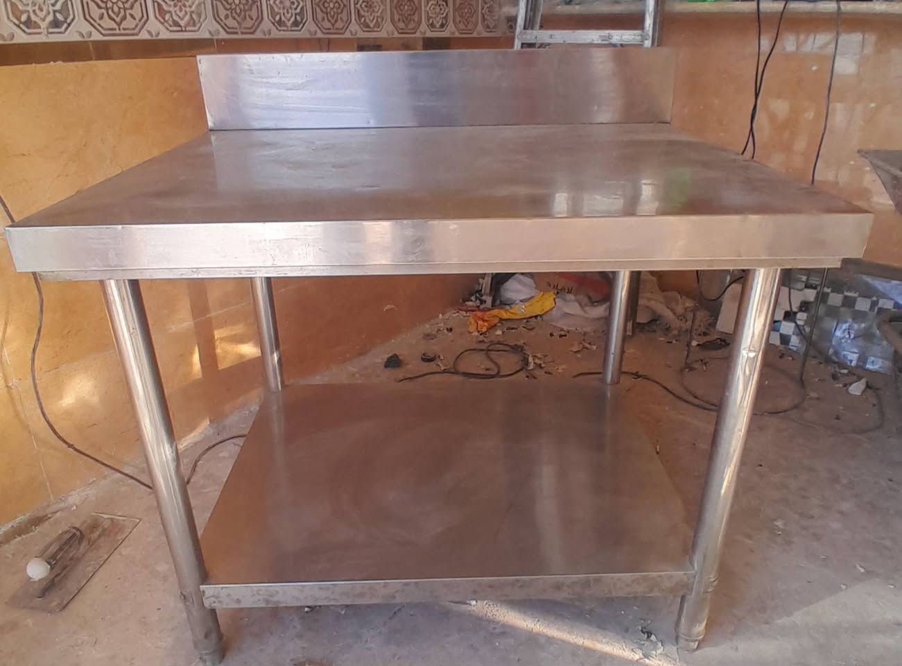 ميز ستيل نظيف جدا قياس متر × 80 
مكان بغداد سعر 100 للاتصال ***********
