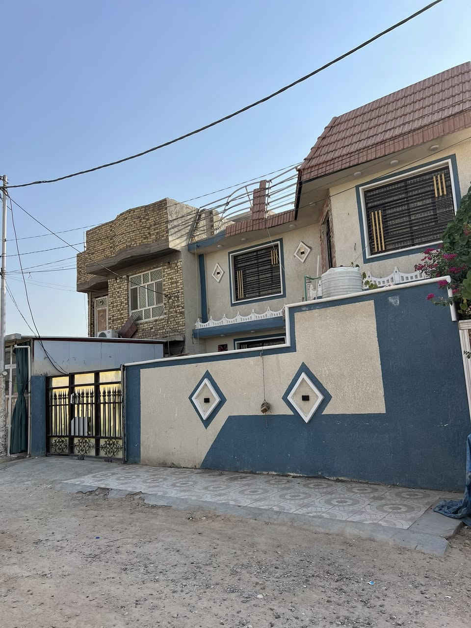السلام عليكم 
للبيع !!
منزل مساحة 200متر يتكون من كراج استقبال 3صحيات كلدور 3غرف طابقين 
العنوان حله نادر مقابيل محطة العرفان منطقه جديده شارع يخبل للاستفسار التواصل على هذا الرقم 
"***********"
"***********"
ملاحضه !
(البيت سند 25 معزول تحويل ثاني يوم )
والبيت كامل مكمل من كل النواحي البيت من الداخل ديكورات بل كامل
