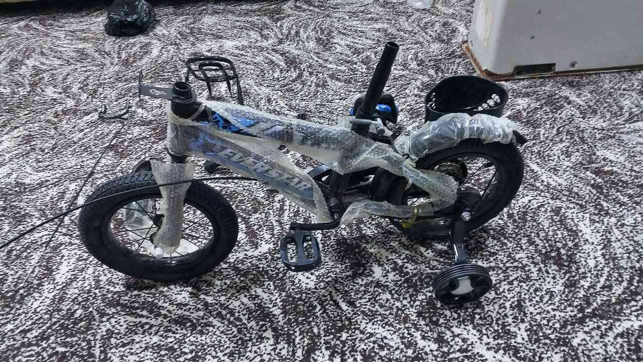 السلام عليكم بايسكل حجم ١٦ جديد بل لايلون بعده ما مطبك السعر ٧٠ وبي مجال الستفسار عل رقم ***********
