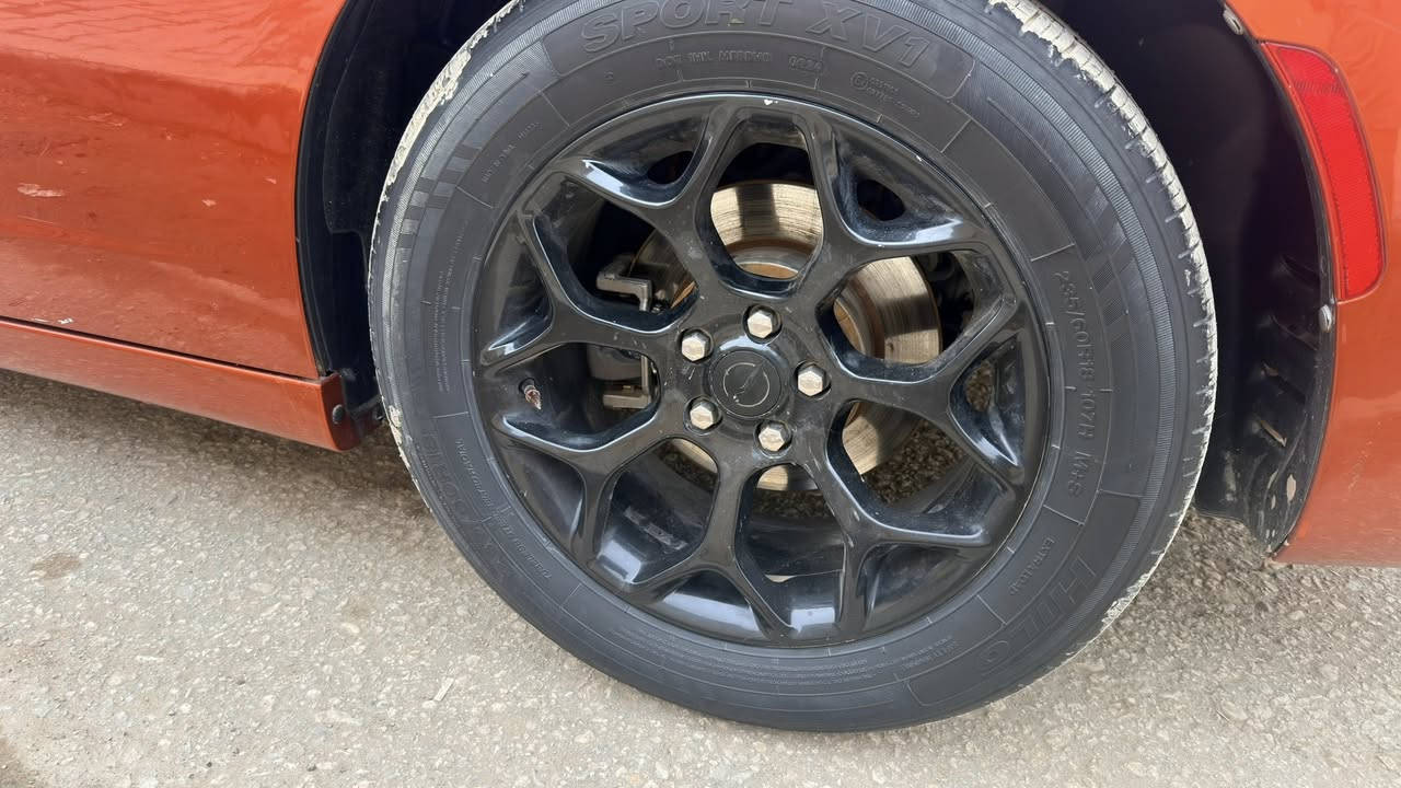 وياله للبيع فقط حجم 18 تخم تاير حساسات كله جديد واحد بي تصليح فقط  السعر 350 المكان ديوانية اتصل ***********
