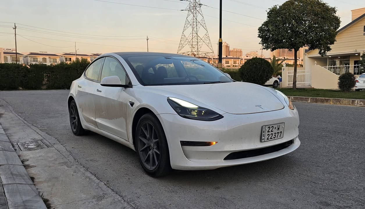 تيسلا 3
الموديل 2023
العداد 43 ميل 
الضرر جاملغ خلف السايق وحافه الصندوك مصبوغه على كدها بدون ايرباك 
السيارة تك ماطور اون لاين مربوطه على التليفون  جاهزة مبيها اي نقص 
وياها شاحنتها الاصليه 32 أمپير 
رقم اربيل بشرط التحويل 
السعر ١٦٥ 
مكاني أربيل 
***********
