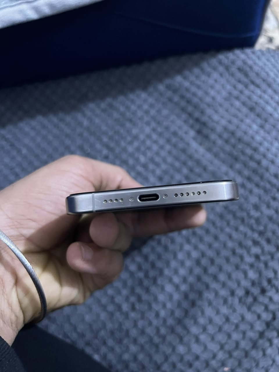 سلام عليكم آيفون 15برو ماكس كشي مابي ما مفتوح ابد ولا مصلح فقط ضربه خفيفه بل ضهر مثل ما موضح بصوره 
ذاكره 265
بطاريه 88
سعره 930
مكاني بغداد مدينه الصدر 
***********
