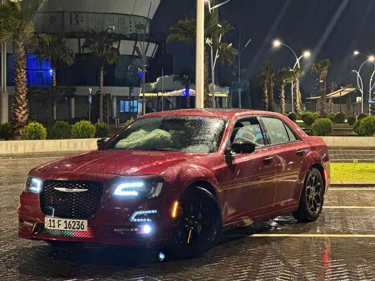 السلام عليكم 
كرايسلر 300s فورويل  2014 محدثه 
السياره بدون ضرر صبغ قطعة وحده فقط 
ماشيه ١٥٠ الف ميل 
مواصفات فول ١/١ رقم بغداد باسمي 
السعر 163 وبيها مجال بسيط 
مكان السيارة بغداد الصليخ 
لاستفسار *********** بغداد, العراق
