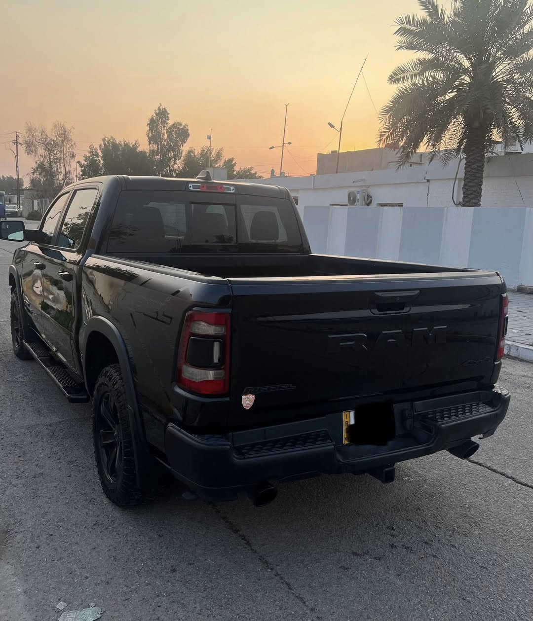 رام ريبل 2020‏RAM 
   كلين تايتل مكفولة  (رقم اربيل )
العداد :   60 الف
المحرك : V8 5.7L . 
المواصفات : 
* شاشة كبيرة 12 أنچ . 
* نظام ملاحة GPS . 
* المصابيح الأمامية زنون .
* كشافات الضباب زنون . 
* المصابيح الأمامية LED .
* المصابيح الخلفية LED . 
* نقطة عمياء . 
* دخول ذكي (بصمة) . 
* تشغيل عن بعد .
* مقاعد رياضية من الجلد خاصة لنسخة REBEL
* مقعد السائق كهربائي. 
* مقعد الراكب كهربائي. 
* كاربون فايبر . 
* تدفئة مقاعد . 
* تدفئة ستيرن . 
* حساسات امامية .
* حساسات خلفية . 
* كاميرا خلفية . 
* دوسات جانبية . 
* مكيف خلفي .
* الويلات مع الاطارات مخصصة للطرق الوعرة .
* المرايا الجانبية قابلة للطي كهربائيا .  
* إمكانية تعديل ارتفاع دواسات البنزين والبريك كهربائيا . 
* هاند بريك كهربائي . 
السعر ٣٨٠
الاستفسار ***********
