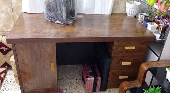 ميز مكتبي كامل المواصفات نوعيه ممتازه جدا مابي اي خلل يفيد للمكاتب وللدراسه وعدة احتياجات ..
السعر 110 مكاني كربلاء ***********
