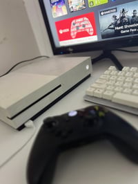 اكس بوكس وان اس ذاكره 512 جهاز نظيف مامفتوح ولامصلح وويا جويستك الأصلي...