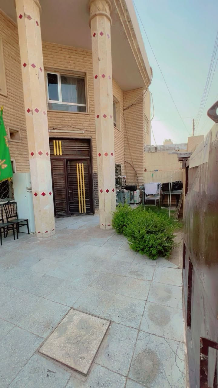 السلام عليكم
للبيع بيت مساحه 150 متر ركن 
الموقع حي الجهاد الضباط مقابل مجمع الروان السكني
الطابق الأرضي 
مطبخ 
استقبال 
صاله داخليه 
غرفة نوم 
حمام 
الطابق الثاني
3 غرف نوم غرفه وحده سويت 
للاستفسار اكثر الاتصال على ‭0790 525 8805
