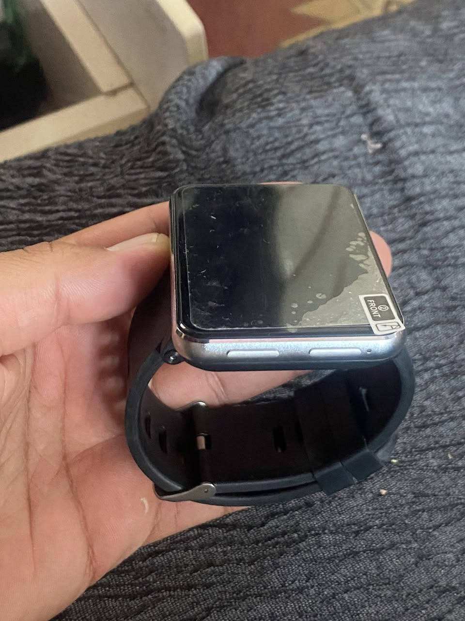 ساعة ذكية بـ شاشة عرض عريضة مقاس 2.4 بوصة من شركة Silvergear (موديل Smartwatch XL / DM100). تعمل هذه الساعة بنظام تشغيل أندرويد وتأتي مزودة بميزات متقدمة تشمل كاميرا مدمجة، ودعم شريحة اتصال مكالمات وتصفح الإنترنت، وتتبع اللياقة البدنية ومعدل ضربات القلب 
اعله سعر ابيع  ***********
