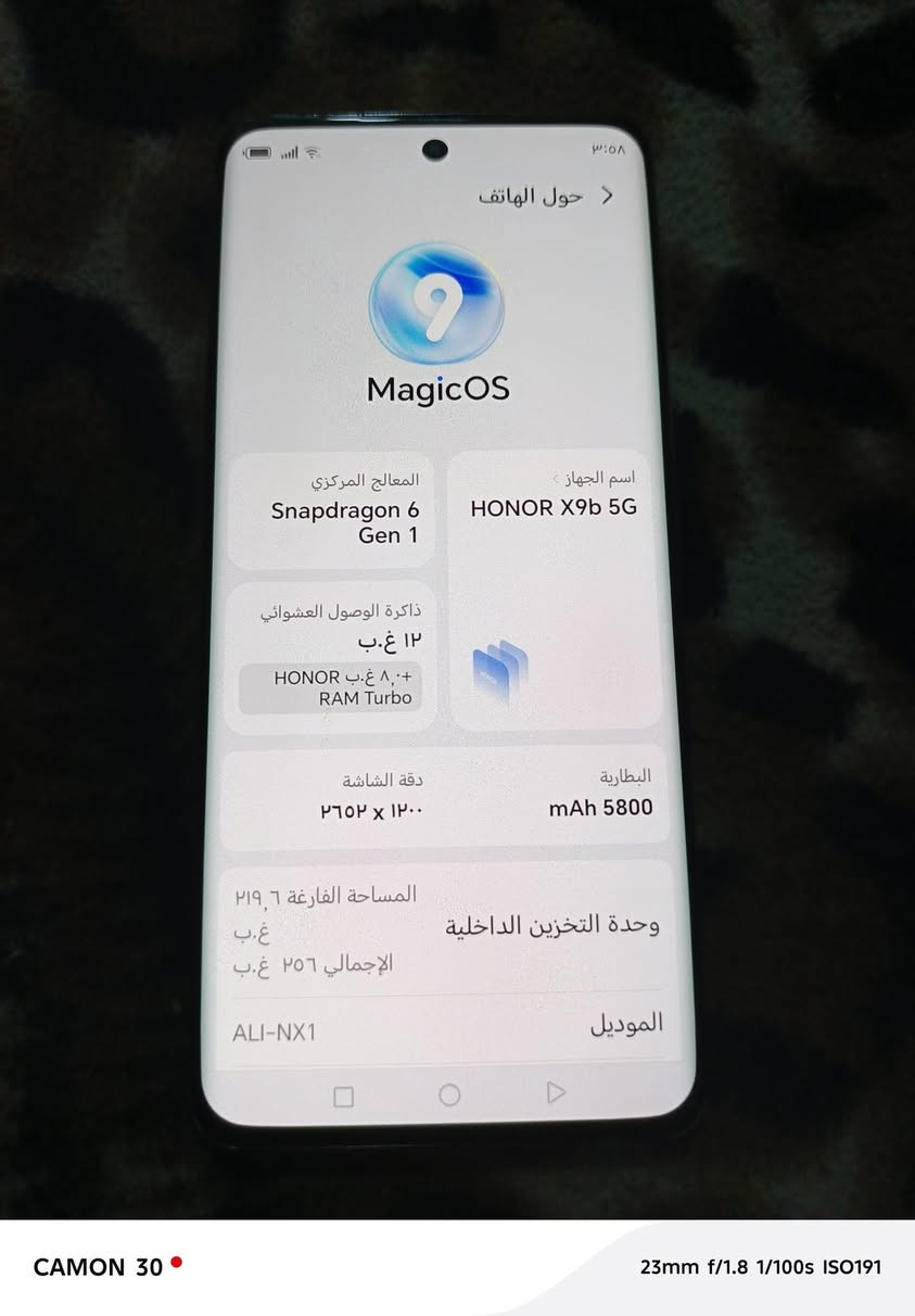 ‏ هاتف HONOR X9b 5G (ويعرف برقم الموديل ALI-NX1)، ويأتي باللون البرتقالي المميز المصنوع من الجلد النباتي (Sunrise Orange).
‏​إليك نظرة سريعة على أهم المواصفات التقنية لهذا الهاتف:
‏​📱 الشاشة والتصميم
‏​الشاشة: شاشة منحنية من نوع AMOLED بحجم 6.78 بوصة، وبدقة 1200 \times 2652 بكسل وتردد 120 هرتز.
‏​ميزة المقاومة: تتميز هذه الشاشة بتقنية HONOR Ultra-Bounce لمقاومة الصدمات والسقوط، وهي من أبرز نقاط البيع لهذا الهاتف.
‏​الخلفية: جلد صناعي (ملمس جلدي) مريح لليد ومقاوم للبصمات.
‏​⚙️ الأداء والعتاد الداخلي
‏​المعالج: Qualcomm Snapdragon 6 Gen 1 بدقة تصنيع 4 نانومتر.
‏​الذاكرة العشوائية (RAM): يأتي غالباً بـ 12 جيجابايت (مع إمكانية توسيعها افتراضياً عبر النظام).
‏​ذاكرة التخزين: 256 جيجابايت 
‏​📸 منظومة الكاميرات
‏​يحتوي الإطار الدائري الكبير في الخلف على كاميرا ثلاثية:
‏​الكاميرا الأساسية: بدقة 108 ميجابكسل بفتحة عدسة f/1.8.
‏​الكاميرا الواسعة (Ultrawide): بدقة 5 ميجابكسل.
‏​كاميرا الماكرو: بدقة 2 ميجابكسل.
‏​الكاميرا الأمامية: بدقة 16 ميجابكسل متواجدة في ثقب منتصف الشاشة.
‏​🔋 البطارية والشحن
‏​السعة: بطارية ضخمة جداً بسعة 5800 مللي أمبير، وهي من أقوى البطاريات في فئتها السعرية وتكفي للاستخدام المكثف بسهولة.
‏​سرعة الشحن: يدعم الشحن السريع بقوة 35 واط عبر منفذ USB Type-C.
‏  الجهاز لا مفتوح ولا مصلح السعر 250


**إذا كنت صاحب هذا الإعلان وتريد حذفه لأي سبب، رجاءا أرسل رسالة إلى الدعم الفني**