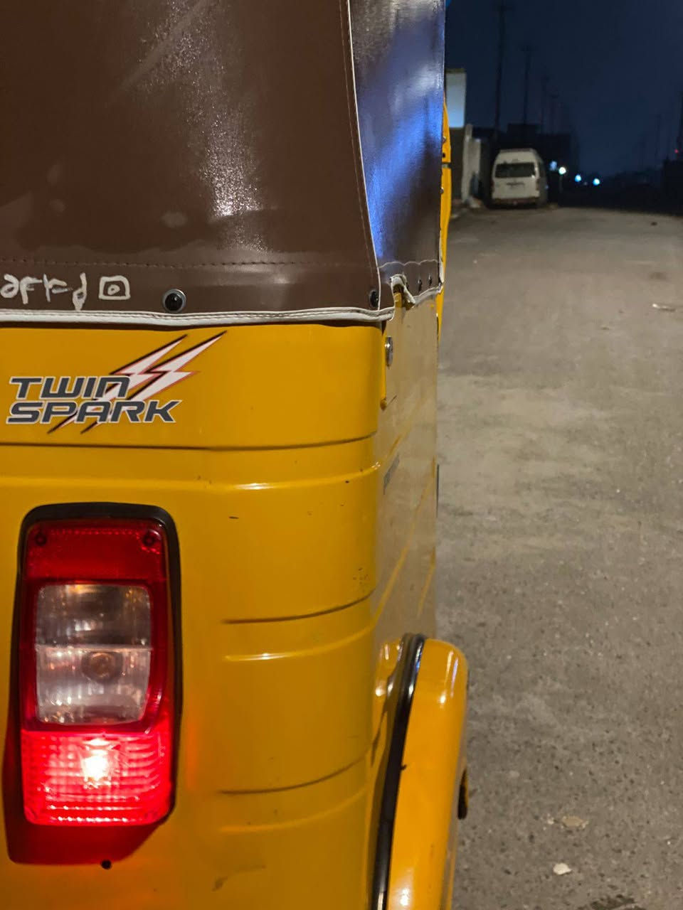 سلام عليكم تكتك ✈️٢٠ نضيفه كلش مامعمرة مامعمرة لاضربه ولاصبغ 
مكاني فلكه حي لنصر لسعر ٨٢٠٠ وبيه مجال لطيبين
مستعجل عل بيعه مكاني فلكه حي لنصر الهاتف ***********
