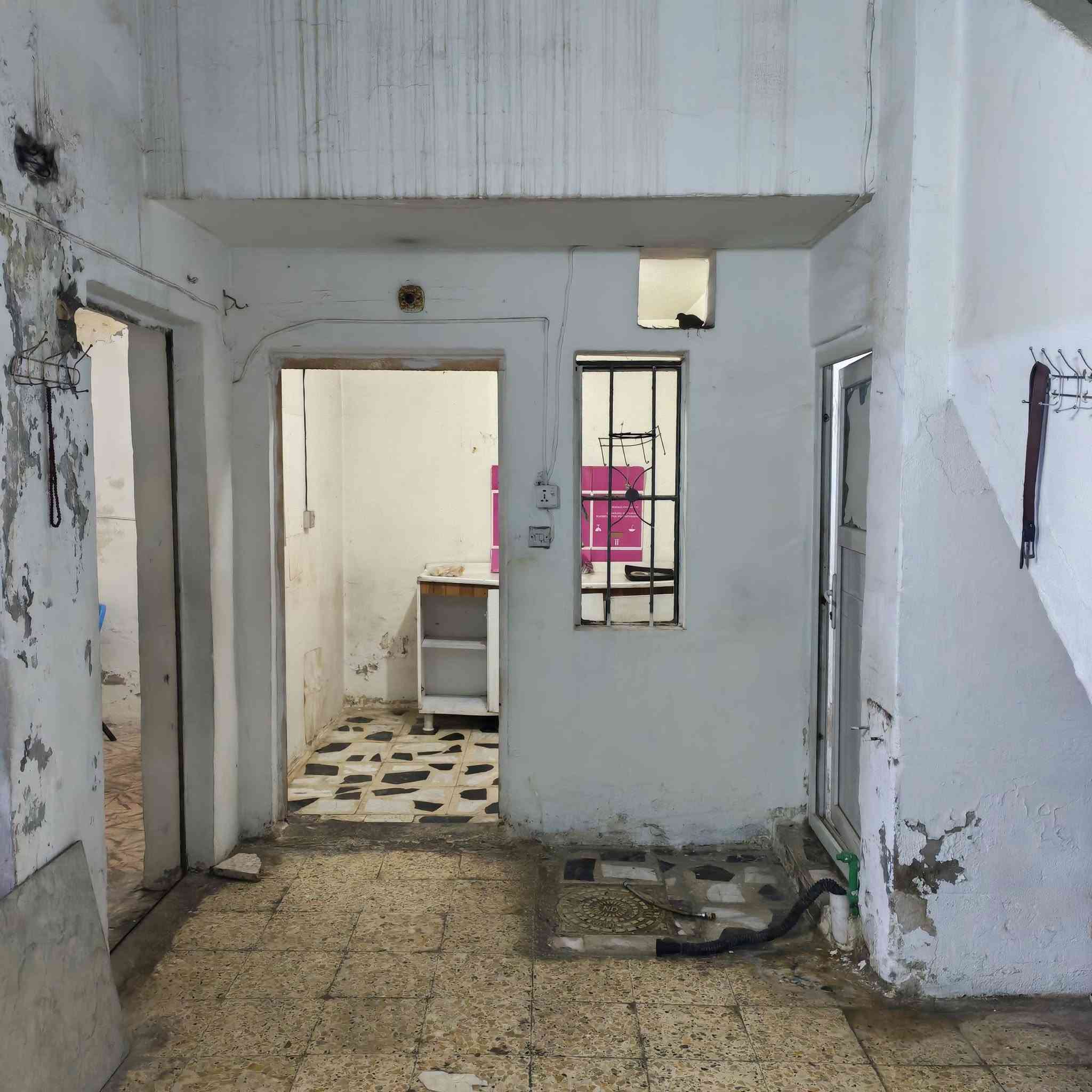 السلام عليكم توجد نص قطعة خلفيه حي الاكرادقطاع ٥٦للبيع ٧٢ متر بناء قديم حاليا فارغه للاستفسار ***********
