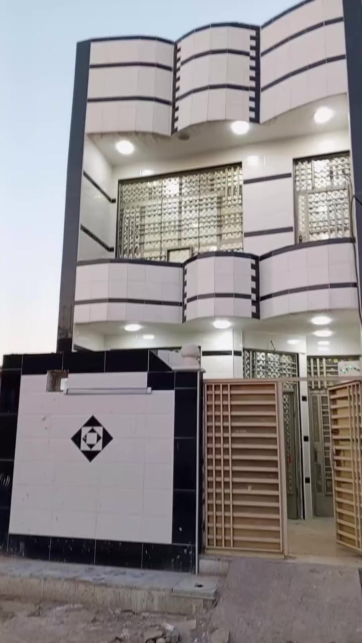 سلام عليكم بيت للبيع منطقه ضباط ثانيه زراعي مال بلديات مساحه 100 قاطين يحتوي على  ثلاث غرف نوم غرفتين وصاله وصحيات فوك وجوه غرفه وحده وصاله استقبال منور ومطبخ حار ترك موقع كلش سعر 90بي مجال تصلو اي استفسار عن الرقم ***********
