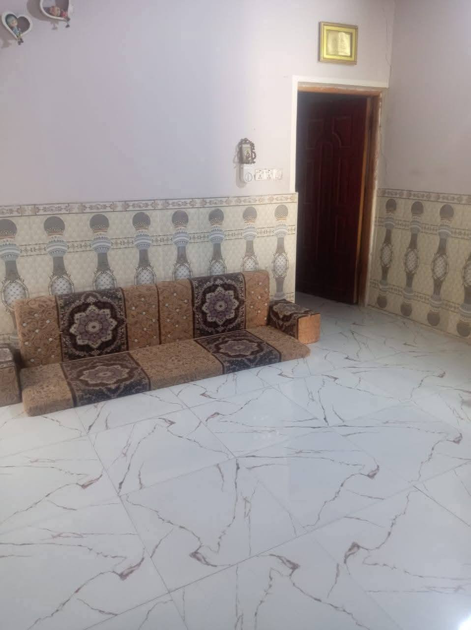 السلام عليكم بيت ١٥٥ متر يحتوي على غرفتين وصاله ومطبخ وحمامات ثنين البيت قريب على الشارع ثالث بيت  بنيان بلوك عكاده مبنى ٢٠٢١ بيت مال جناي ساحه البيت جبيره طابو زراعي سند ٢٥ مشتري من ابو الكاع سند عثماني مكان كوفه شارع المعمل قرب أسواق الكراده بنيان درجه أوله متوفر جميع الخدمات ماء كهرباء مدارس سعره32 وبي مجال قليل او مراوس بسياره حديثه ونتراهم على السعر***********
