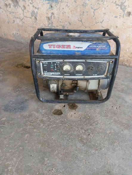 مولد شغال شرط حبل واحد.  70 الف
جك همر السعر 50 الف 

راسلني او اتصل ***********
